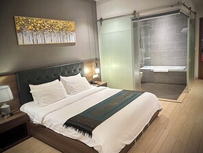 Deluxe-dobbeltværelse - havudsigt | Premium-sengetøj, minibar, pengeskab på værelset, skrivebord