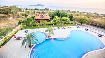 Una piscina al aire libre