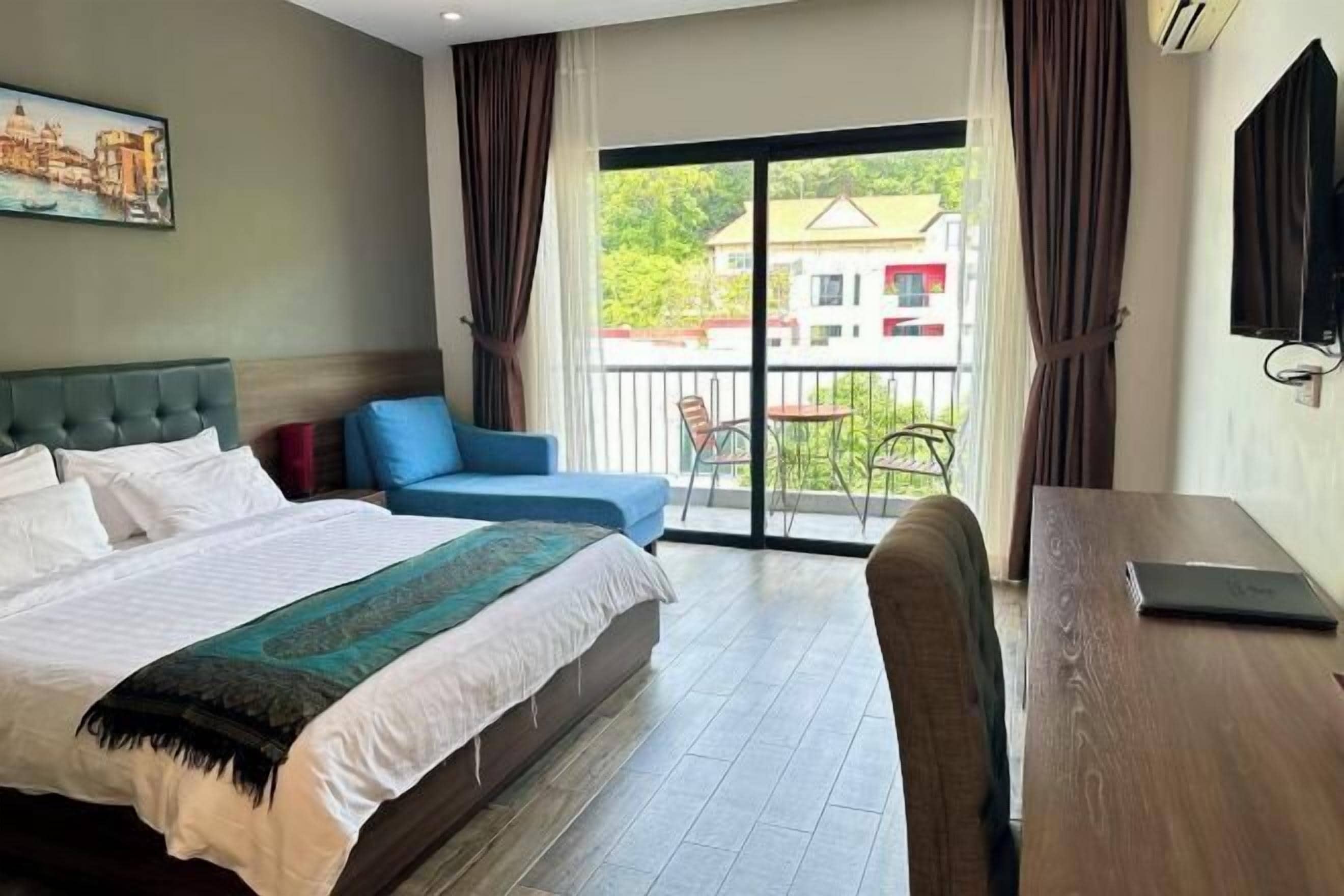 高級寢具、迷你吧、房內夾萬、書桌