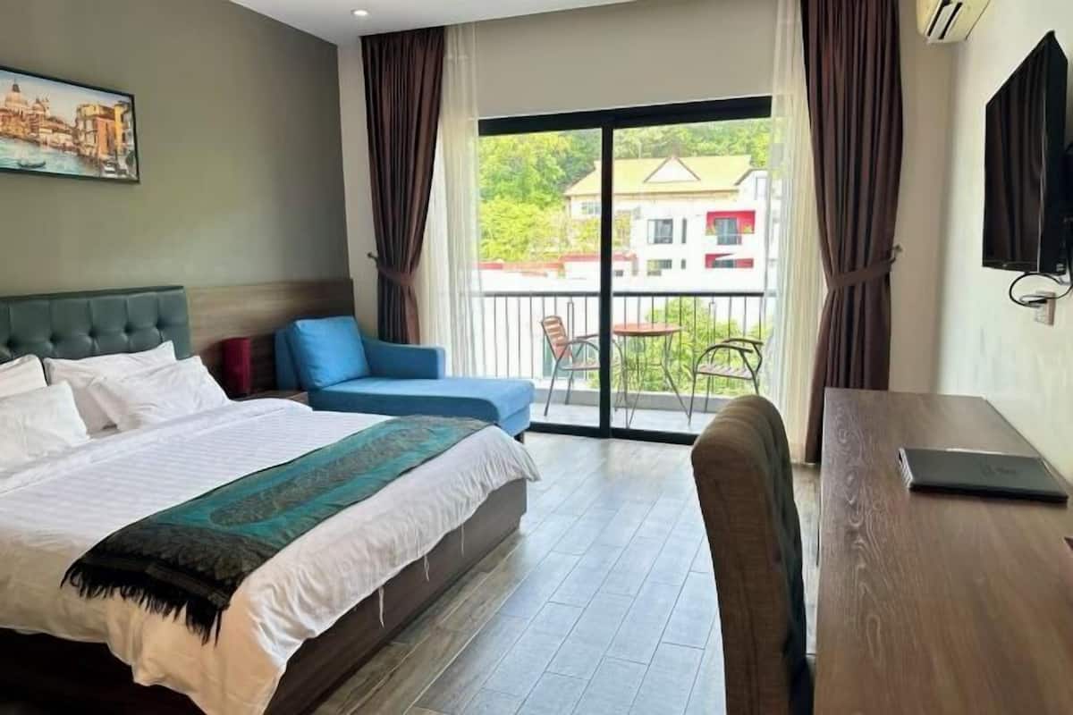 Premium bedding, minibar, in-room safe, desk