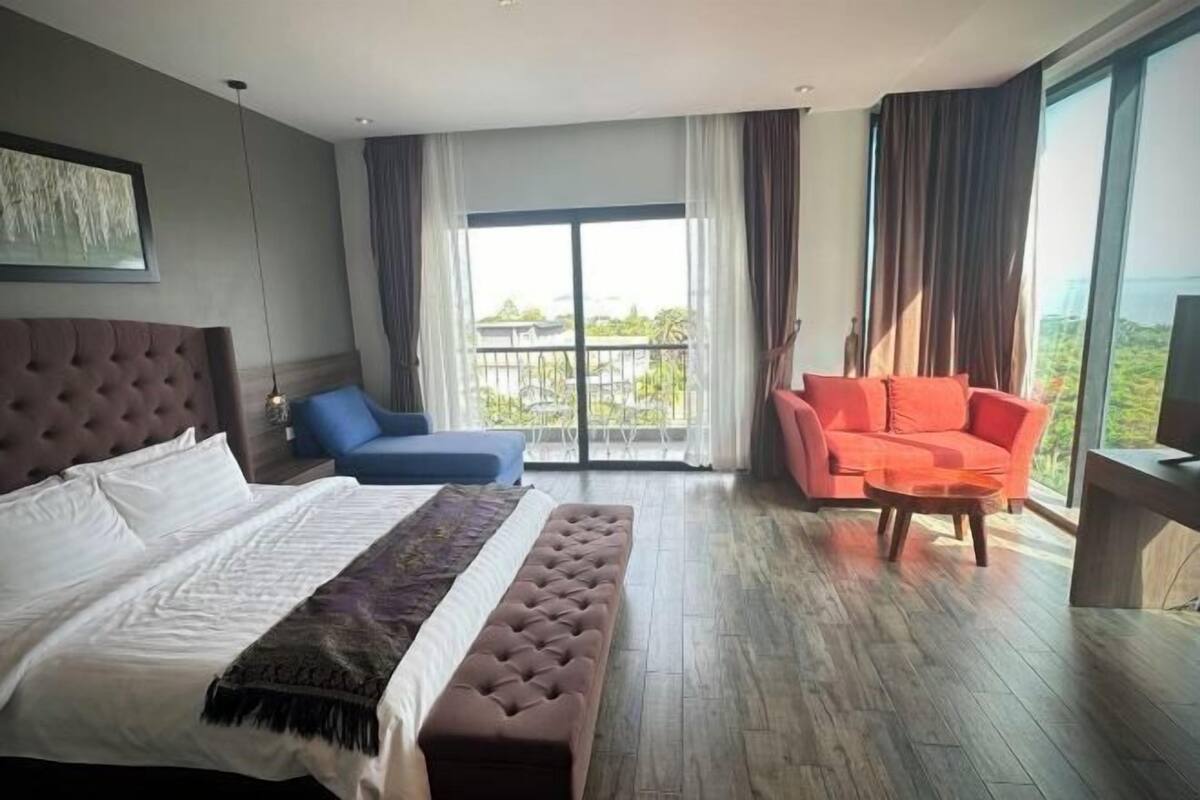 1 bedroom, premium bedding, minibar, in-room safe