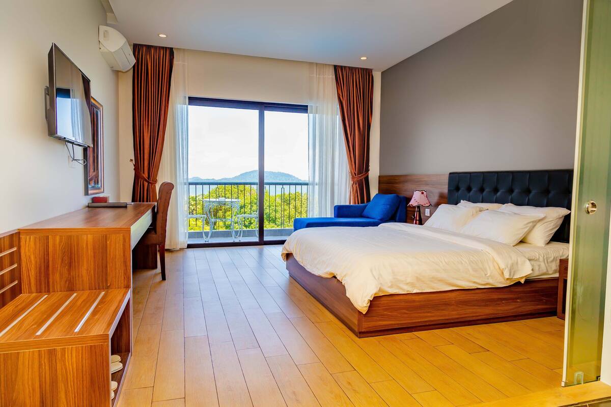Deluxe Double Room, Sea View | Premium bedding, minibar, in-room safe, desk