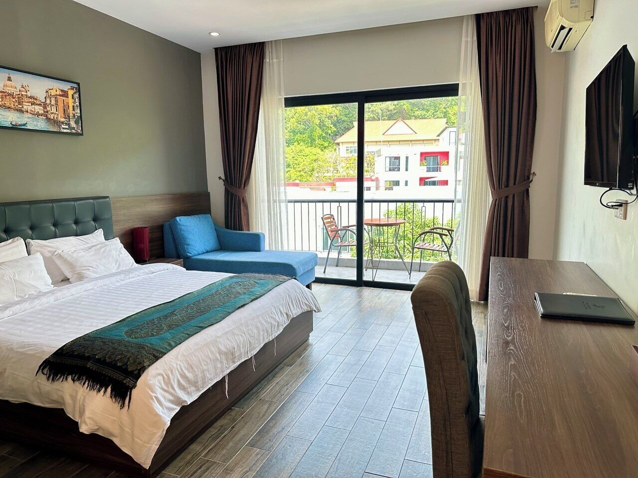 Premium bedding, minibar, in-room safe, desk