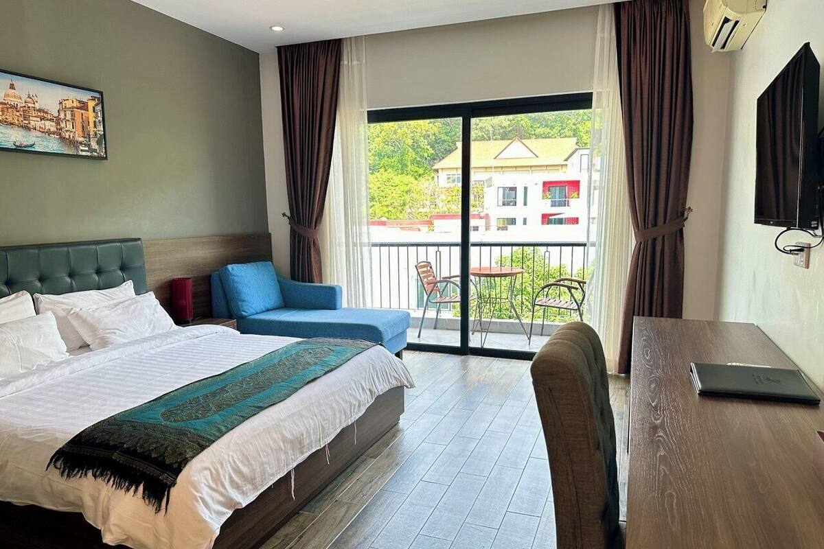 Premium bedding, minibar, in-room safe, desk