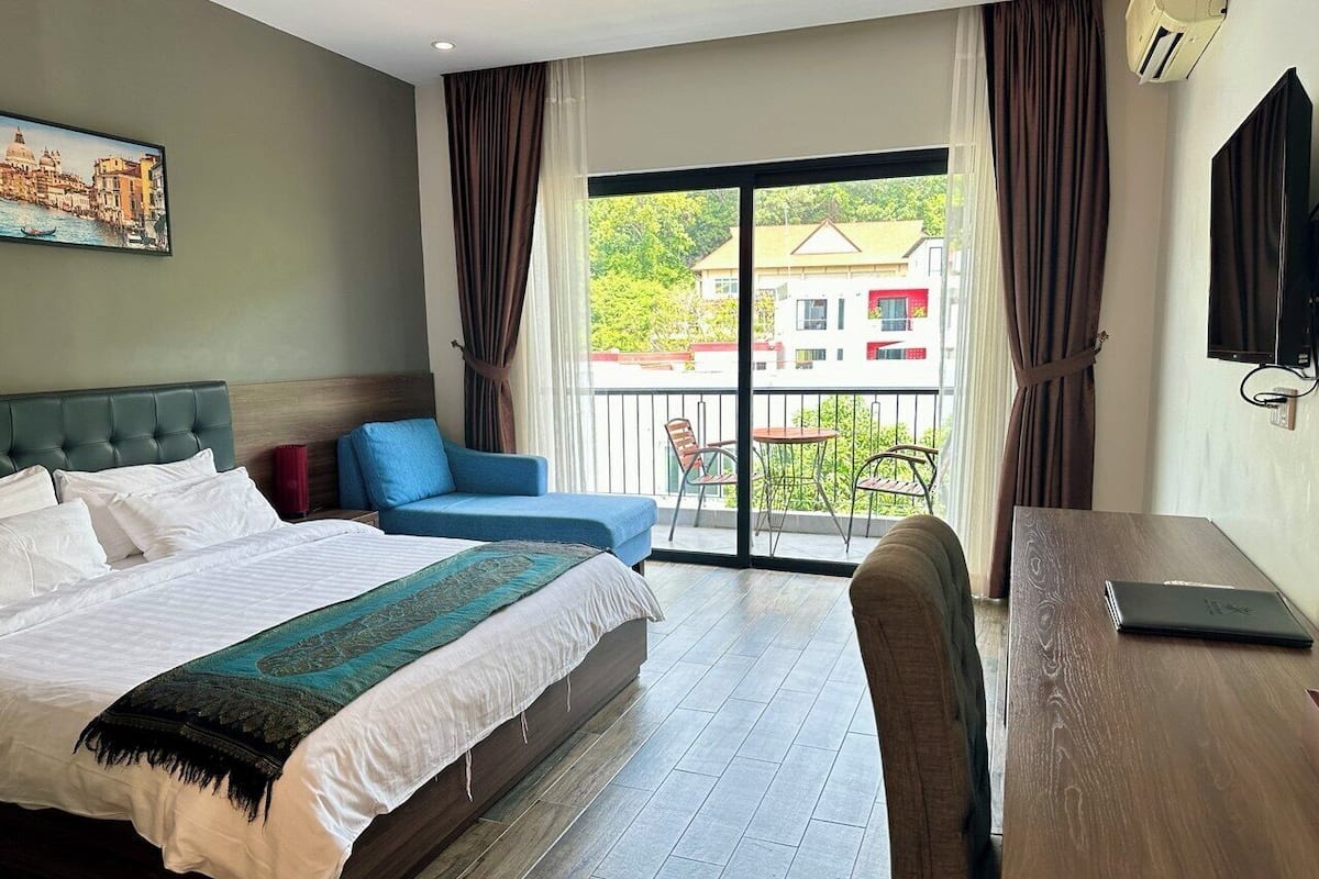 Premium bedding, minibar, in-room safe, desk
