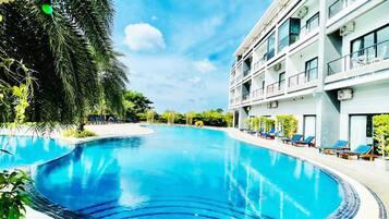 Una piscina al aire libre