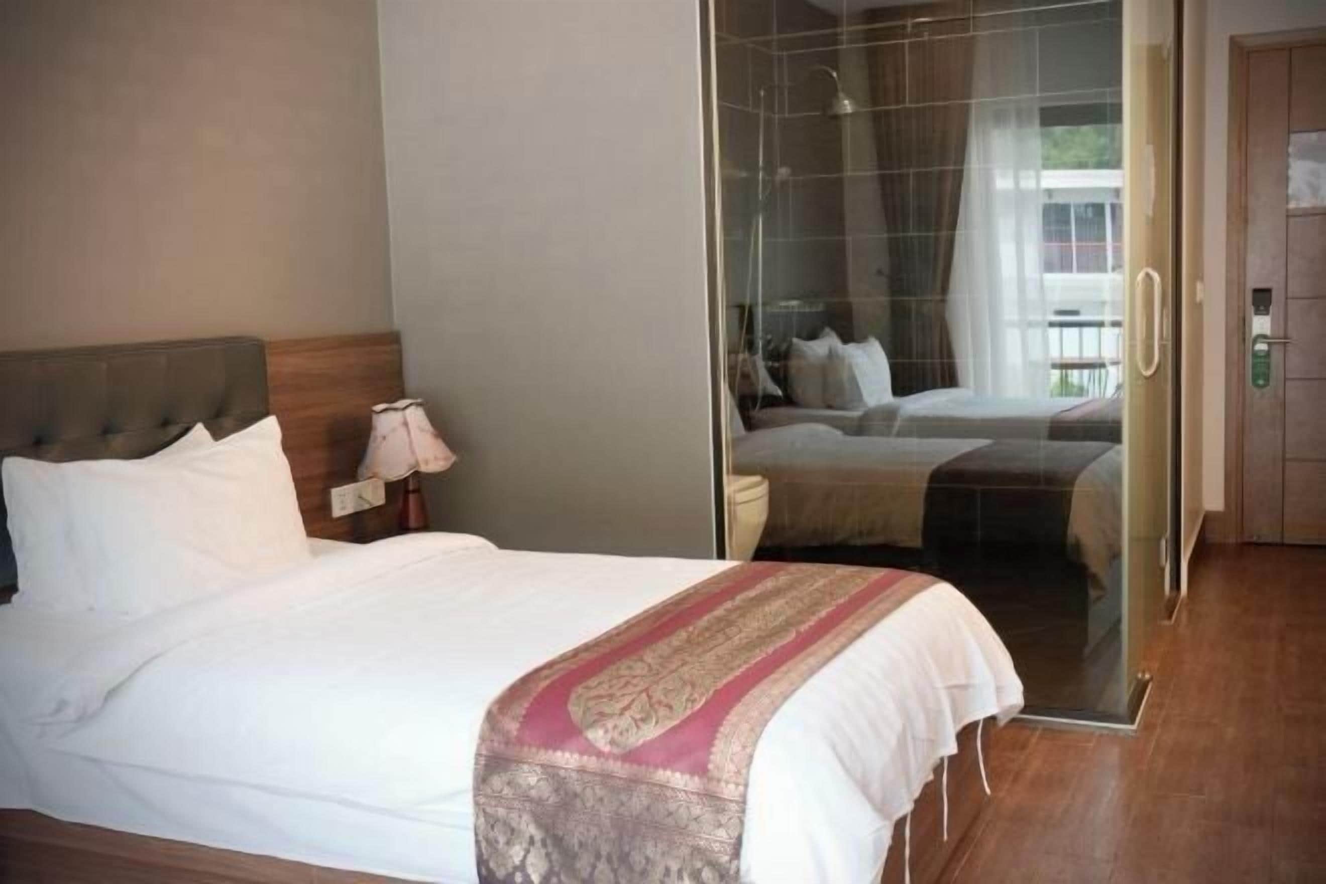 高級寢具、迷你吧、房內夾萬、書桌