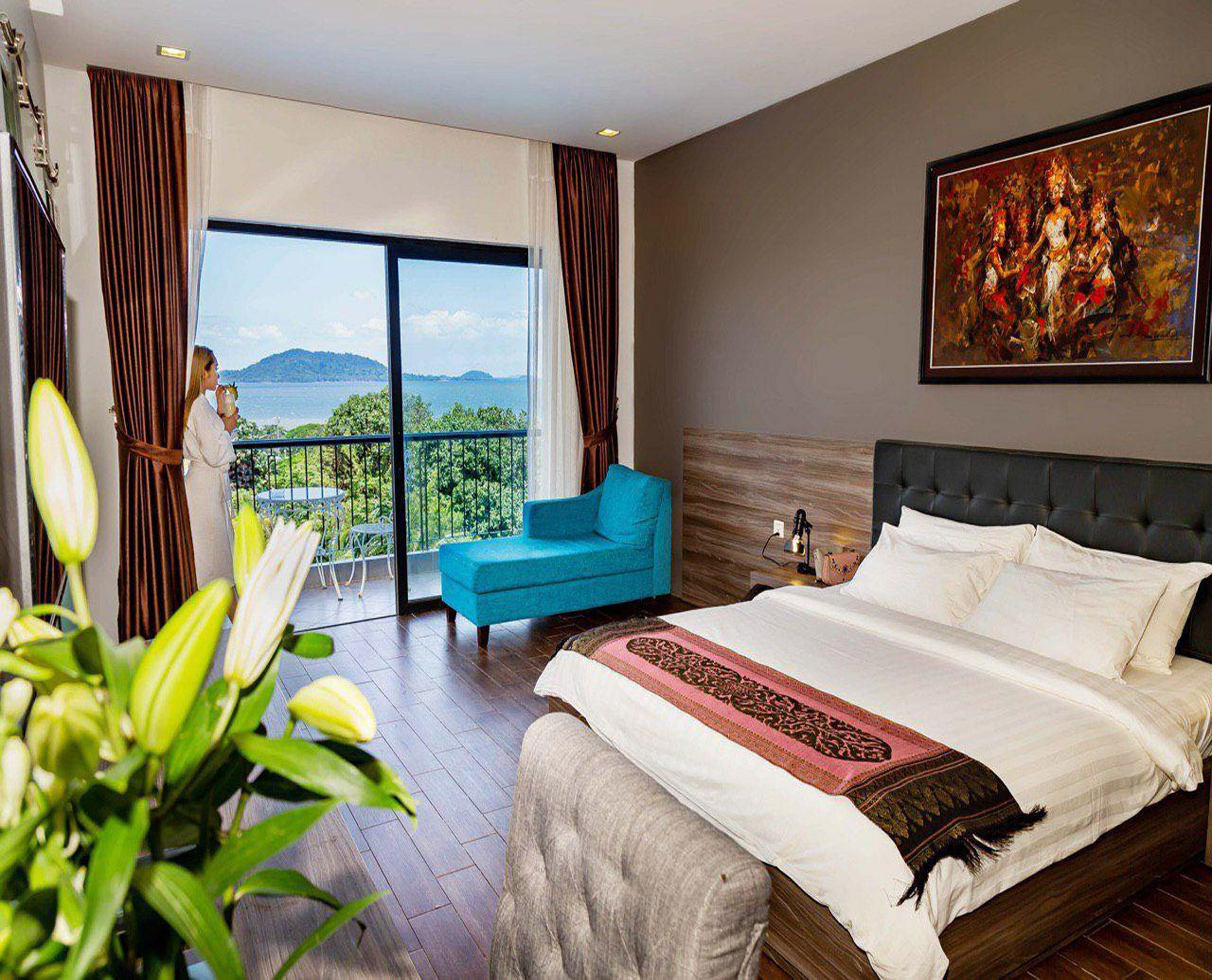 Premium bedding, minibar, in-room safe, desk