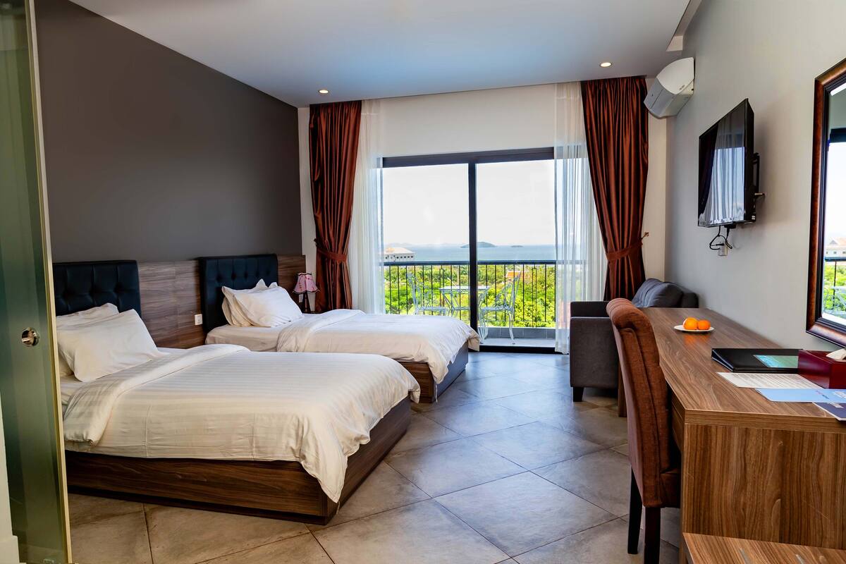 Deluxe Twin Room, Sea View | Premium bedding, minibar, in-room safe, desk