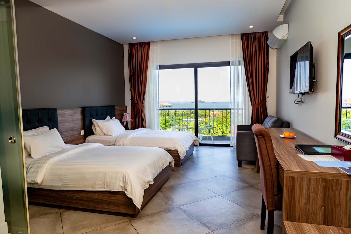 Habitación Deluxe con 2 camas individuales, vistas al mar | 1 dormitorio, ropa de cama de alta calidad, minibar y caja fuerte
