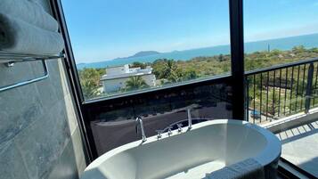 VIP Suite | Living area | LCD TV, fireplace