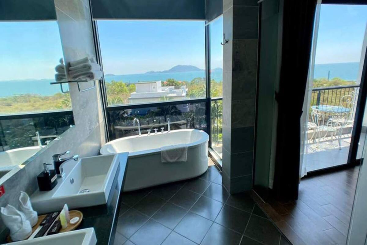 vip suite | bathroom | free toiletries, hair dryer, bathrobes, slippers