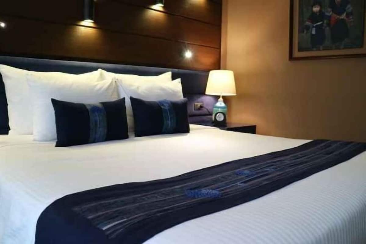Premium bedding, down duvets, pillow-top beds, minibar