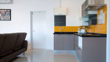 Standaard kamer | Privékeuken | Een koelkast met diepvriezer, een microgolfoven, een kookplaat