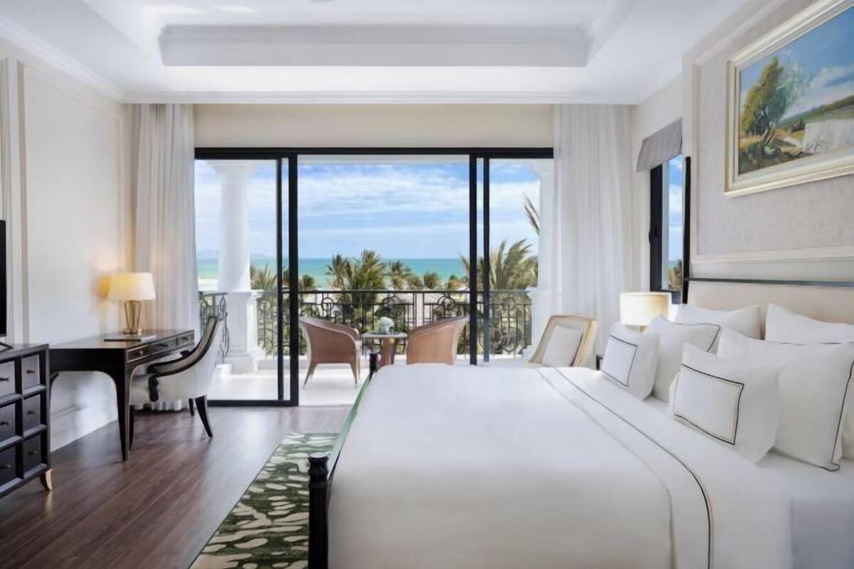 Premium bedding, free minibar items, in-room safe, desk