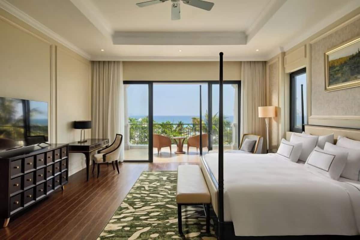 2 bedrooms, premium bedding, free minibar items, in-room safe