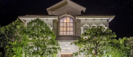 Sauna, hot tub, ruang uap, perawatan tubuh, dan pijat dengan batu panas