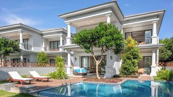 Premium bedding, free minibar items, in-room safe, desk