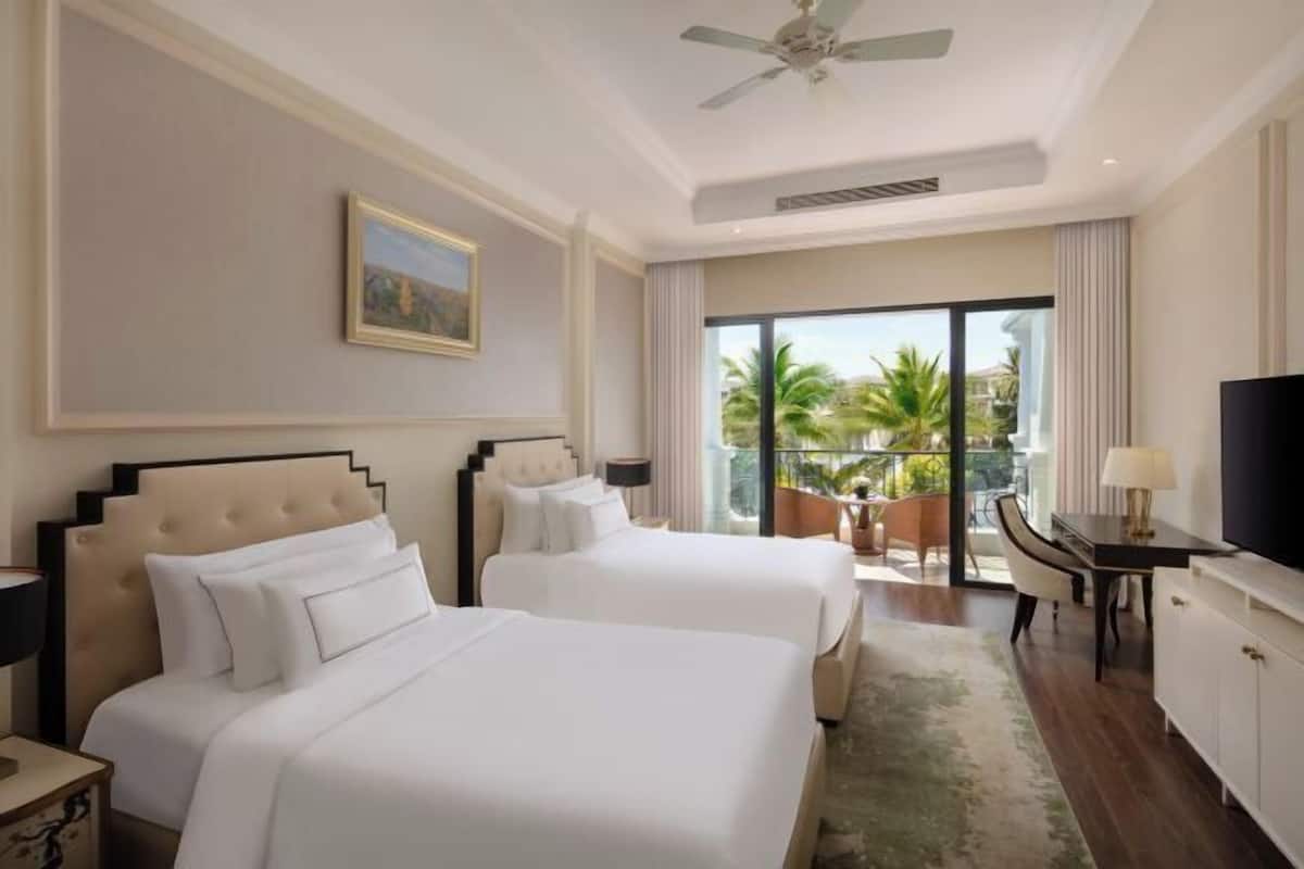 2 bedrooms, premium bedding, free minibar items, in-room safe