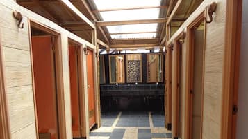 Douche, articles de toilette gratuits, serviettes fournies