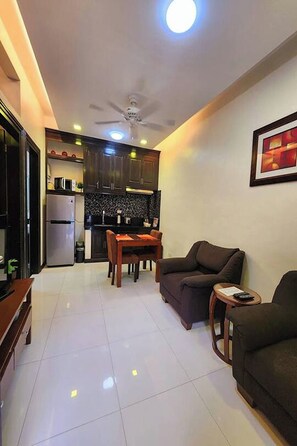 Condo Suites Queen | Living area - Jo Carter's Hotel and Suites Angeles City (Angeles City)