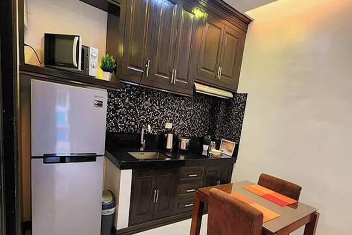 condo suite room | living area | 40-inch led tv with cable channels, tv