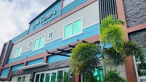 Un hôtel avec une enseigne indiquant « Casa's Hotel & Suites ».
