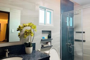 Superior Room | Bathroom | Separate bathtub and shower, rainfall showerhead, free toiletries - Jo Carter's Hotel and Suites Angeles City (Angeles City)
