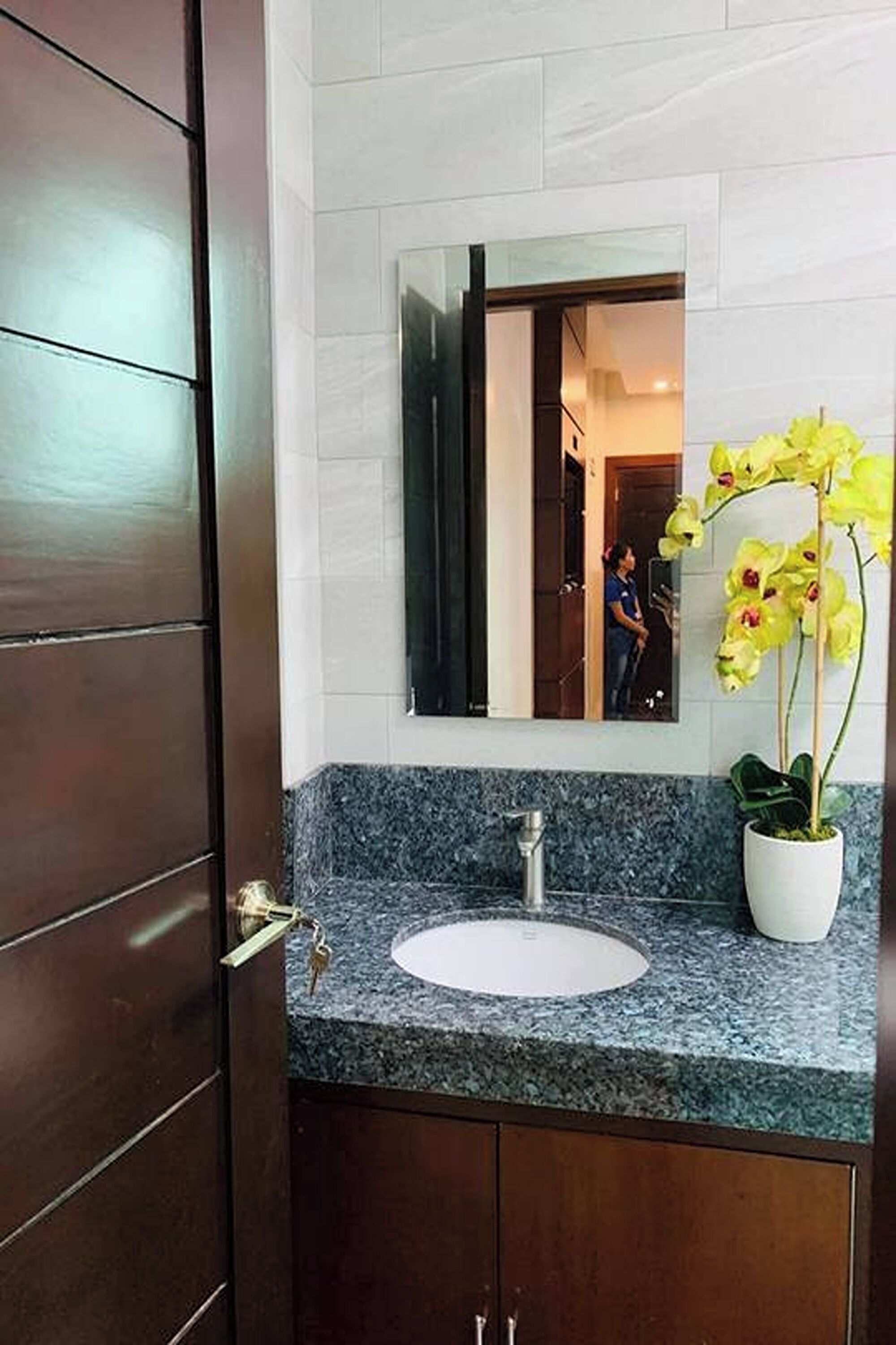 standard twin room | bathroom | separate bathtub and shower, rainfall showerhead, free toiletries