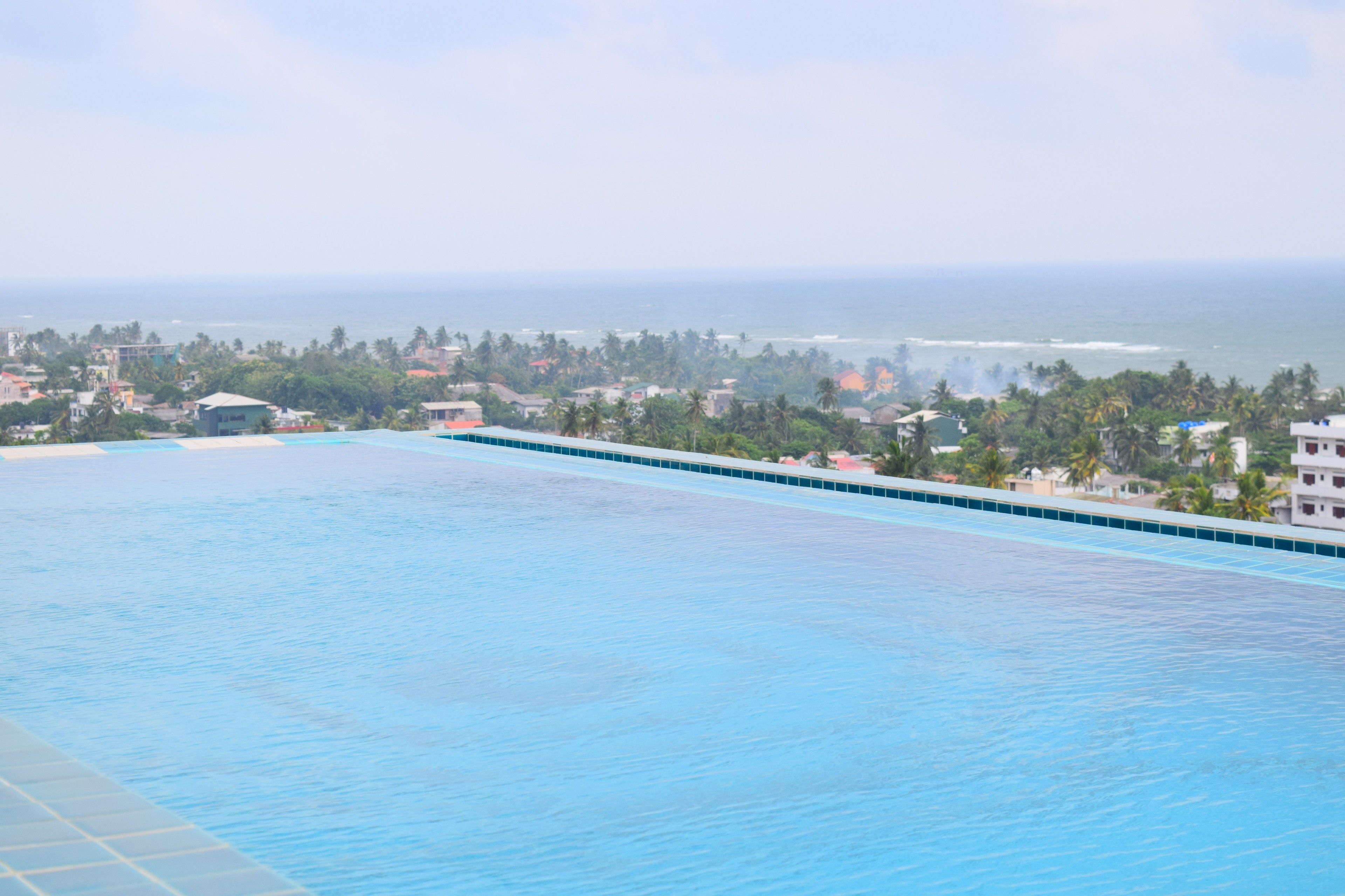 Udendørs pool, åben fra kl. 07.00 til kl. 19.00, liggestole