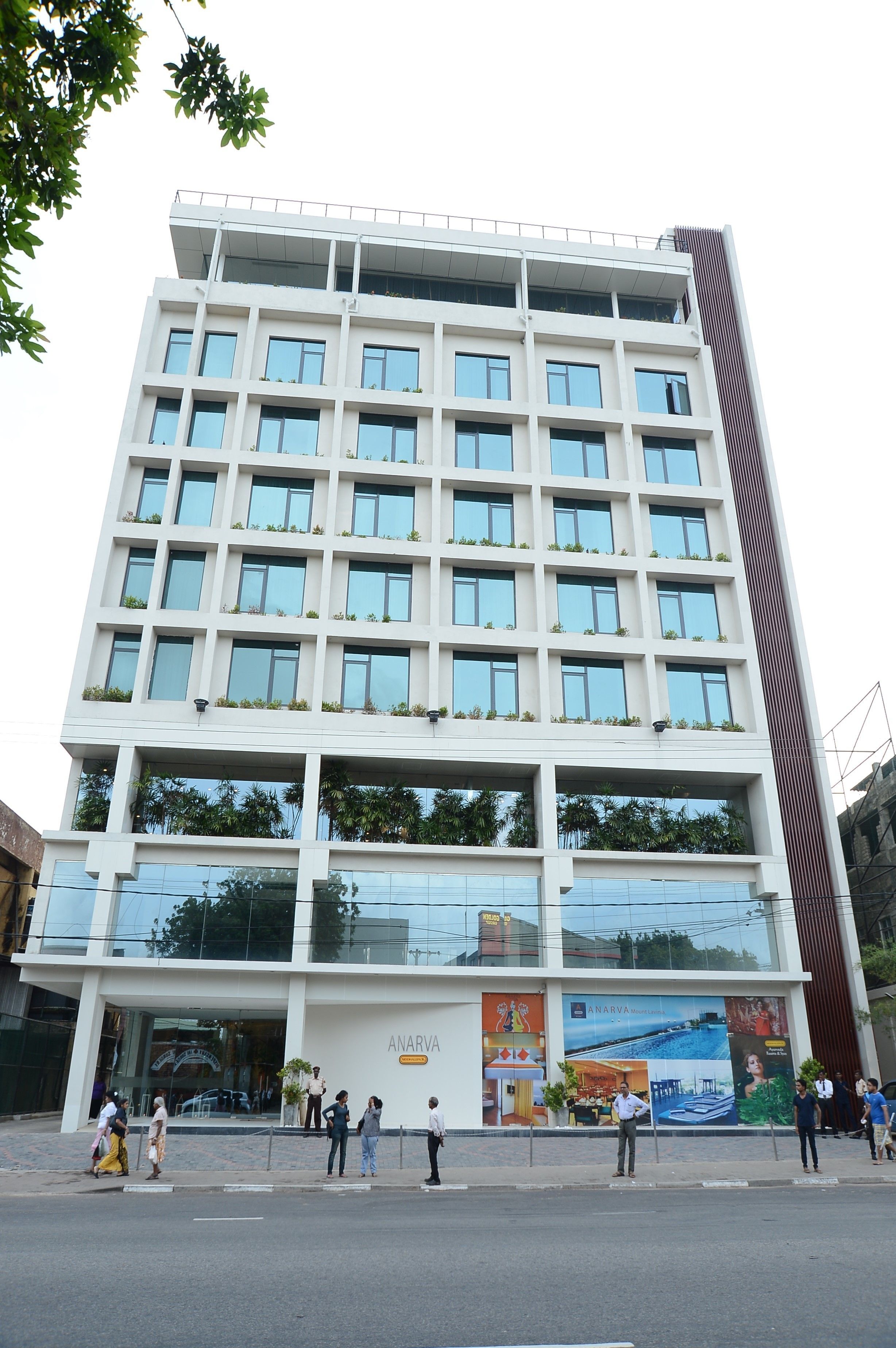 Vista frontal de la propiedad por la tarde o noche