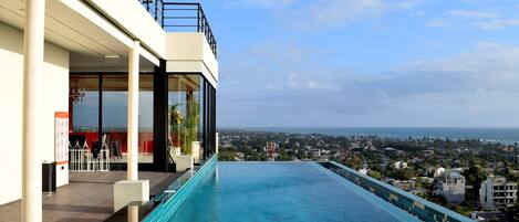 室外游泳池,07:00 至 19:00 开放,日光浴躺椅