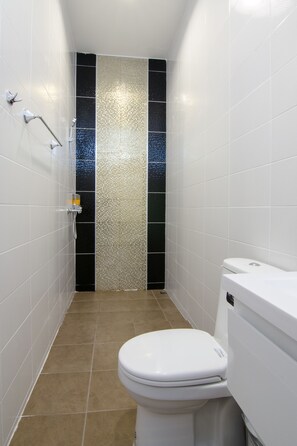 4 Bedrooms Private Pool Villa | Salle de bain | Douche, bidet, serviettes fournies, savon
