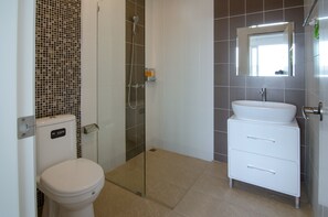 4 Bedrooms Private Pool Villa | Bathroom | Shower, bidet, towels, soap - Le Leaf Pool Villa 6 (Hua Hin)