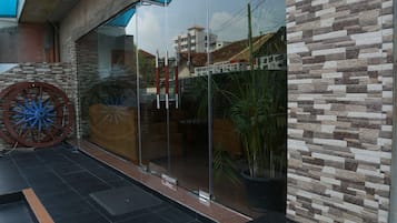 Fachada de la propiedad por la tarde o noche