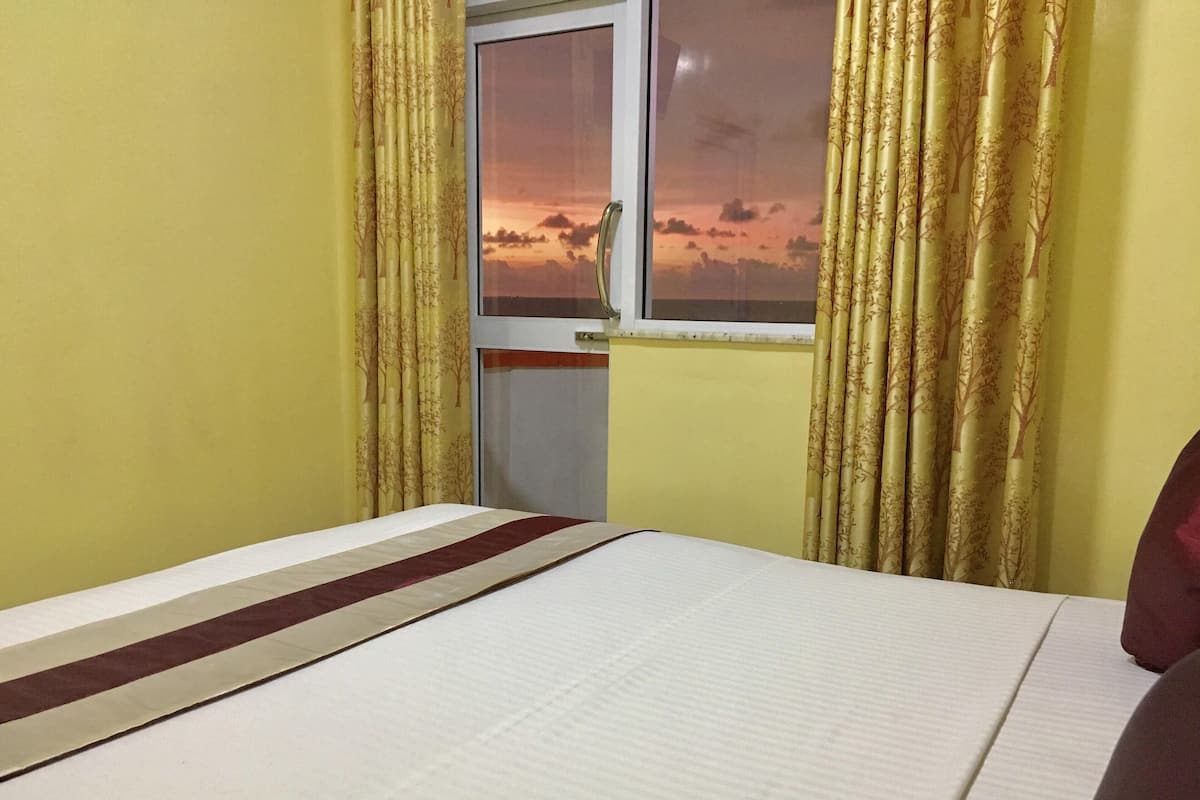 Peralatan tempat tidur premium, bar mini, peti besi dalam bilik