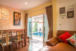 3 Bedroom Pool Villa | Wohnzimmer | 50-Zoll-LCD-Fernseher mit Kabelempfang, Fernseher