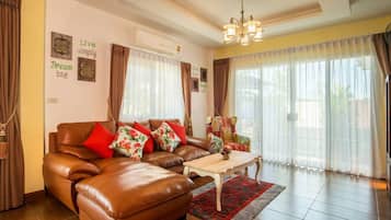 3 Bedroom Pool Villa | Sala de estar | Televisión LCD de 50 pulgadas con canales por cable, una televisión