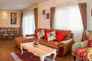 3 Bedroom Pool Villa | Wohnzimmer | 50-Zoll-LCD-Fernseher mit Kabelempfang, Fernseher