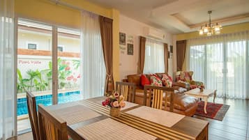 3 Bedroom Pool Villa | Wohnzimmer | 50-Zoll-LCD-Fernseher mit Kabelempfang, Fernseher