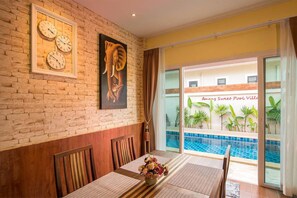 3 Bedroom Pool Villa | Essbereich im Zimmer