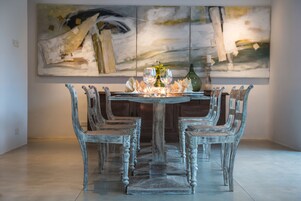 Se sirven desayunos, almuerzos, cenas y cocina local e internacional 