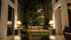 Lobby sitting area - The Mangrove Hotel (Sri Jayawardenepura Kotte)