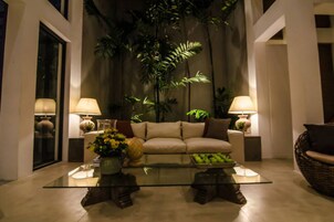 Área de estar no saguão