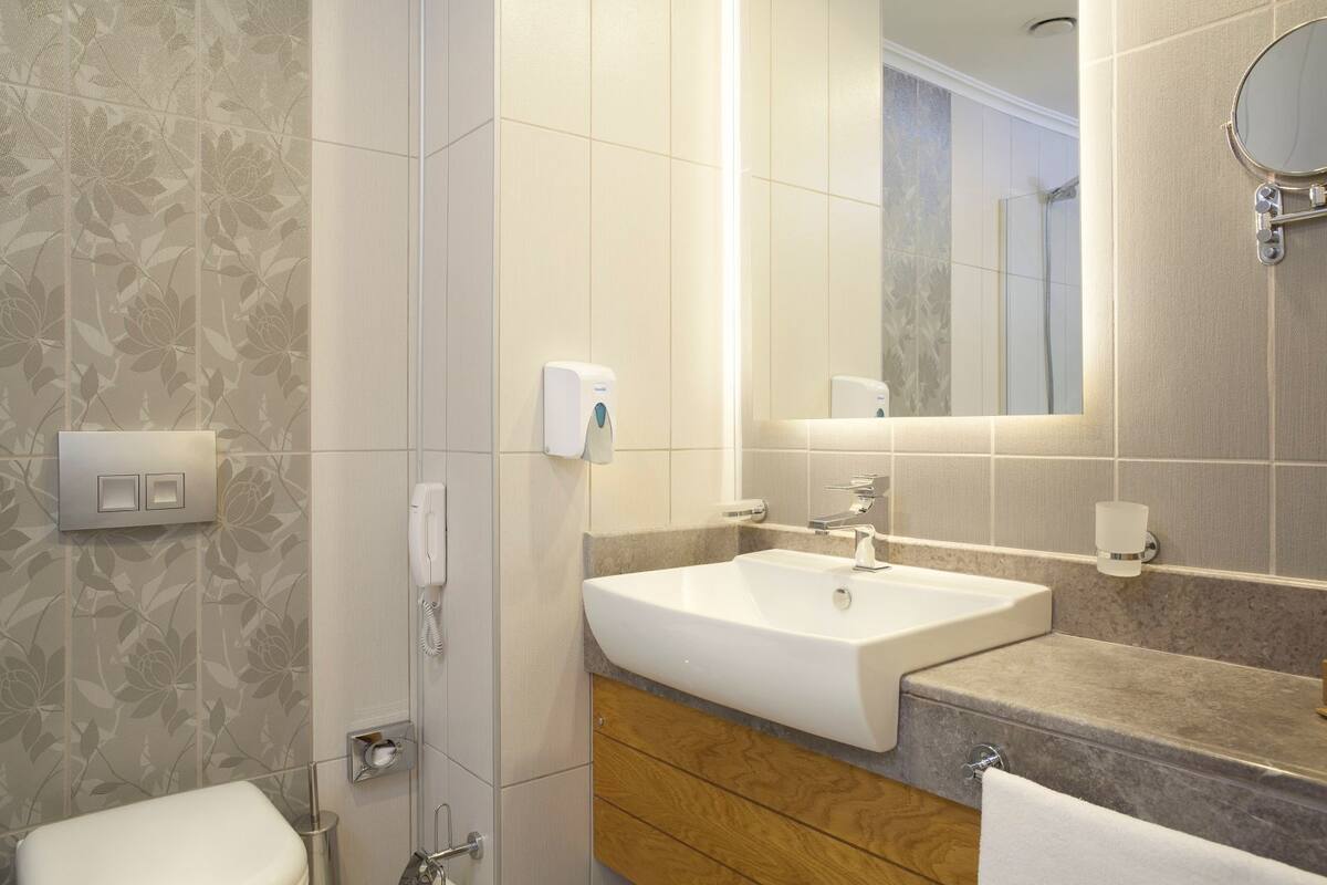 Ducha, artículos de higiene personal gratuitos y secador de pelo