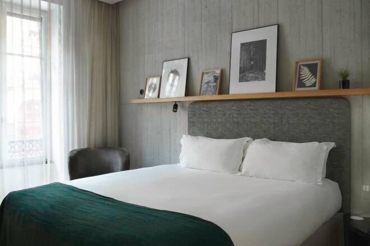 Ropa de cama de alta calidad, minibar, caja fuerte y escritorio