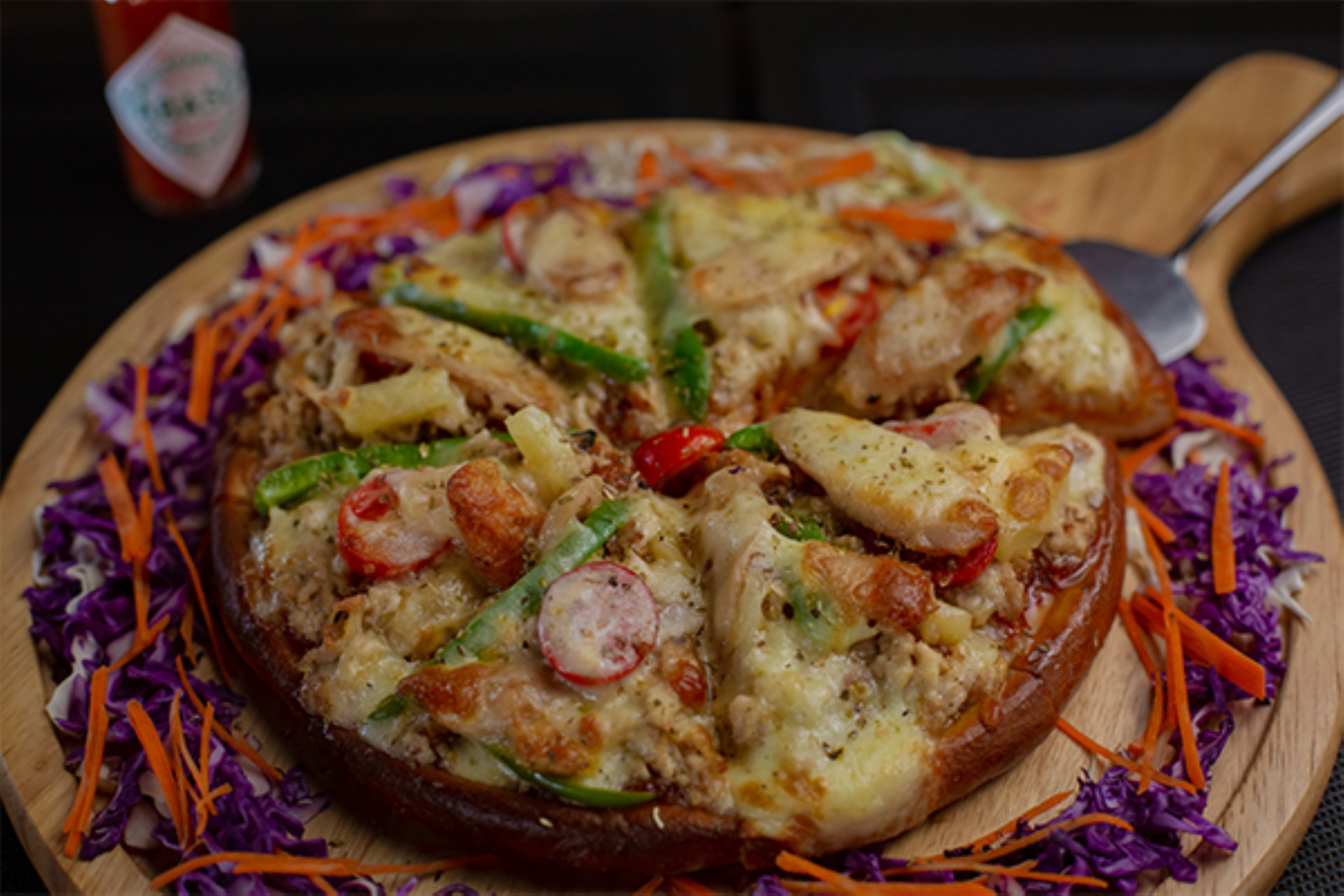 Una pizza sobre una tabla de madera con un tenedor.
