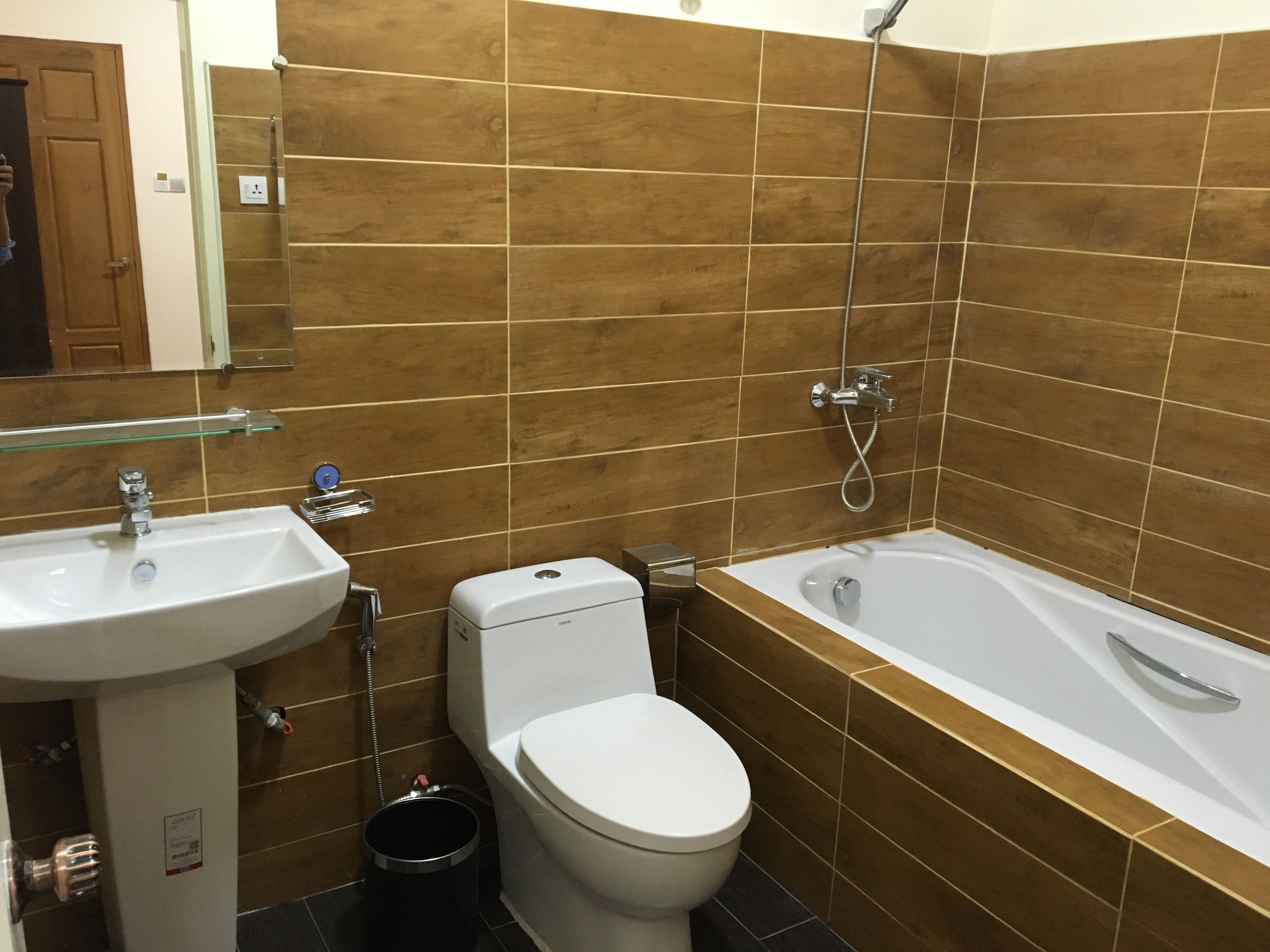 A bathroom with a sink, toilet, and bathtub.