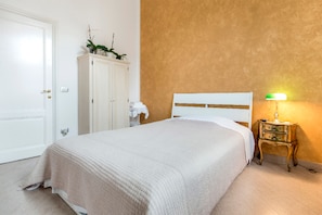 Premium bedding, pillow-top beds, laptop workspace, iron/ironing board - Gourmet B&B Villa Landucci (Florence)