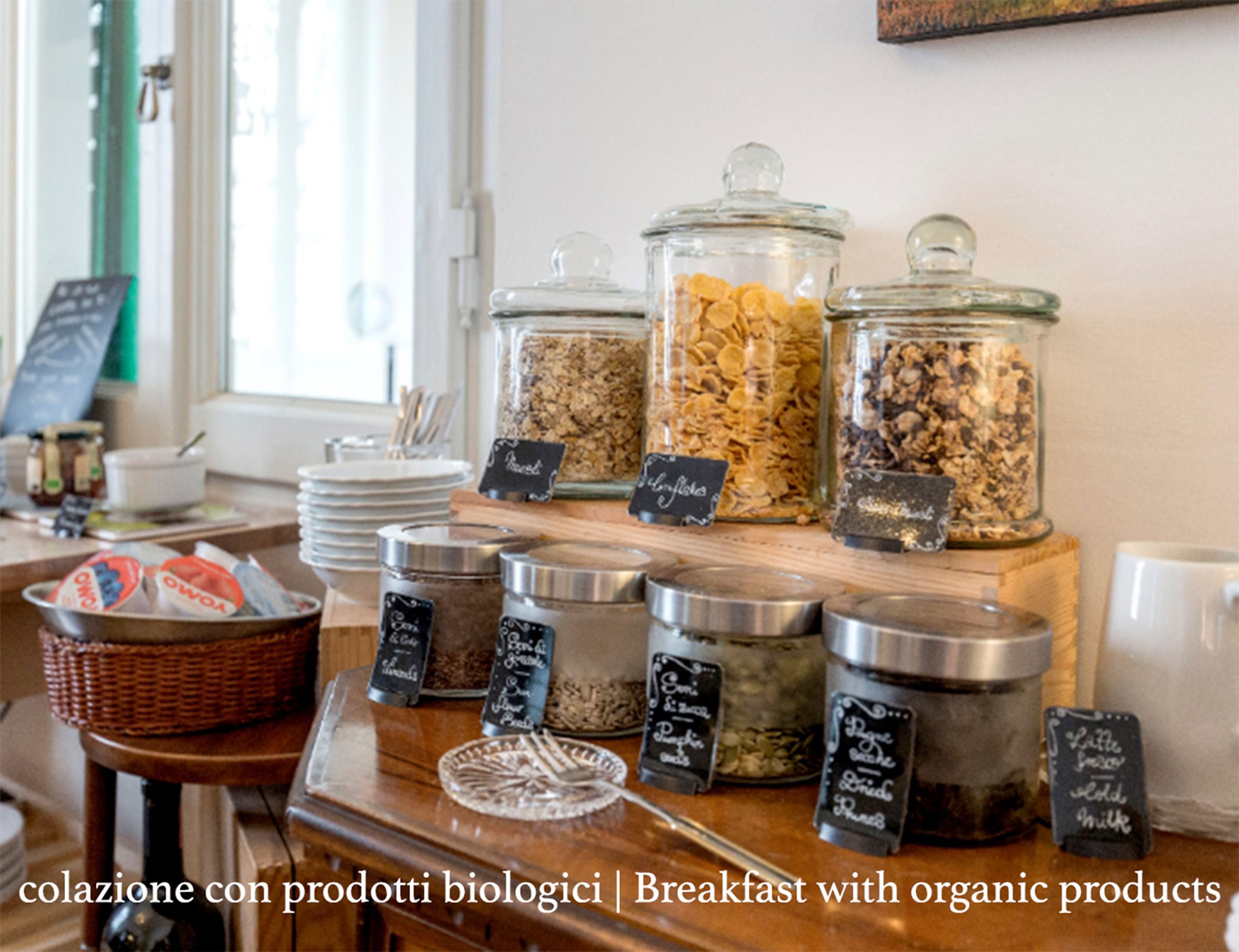 Un angolo colazione con diversi prodotti biologici esposti in barattoli e contenitori.